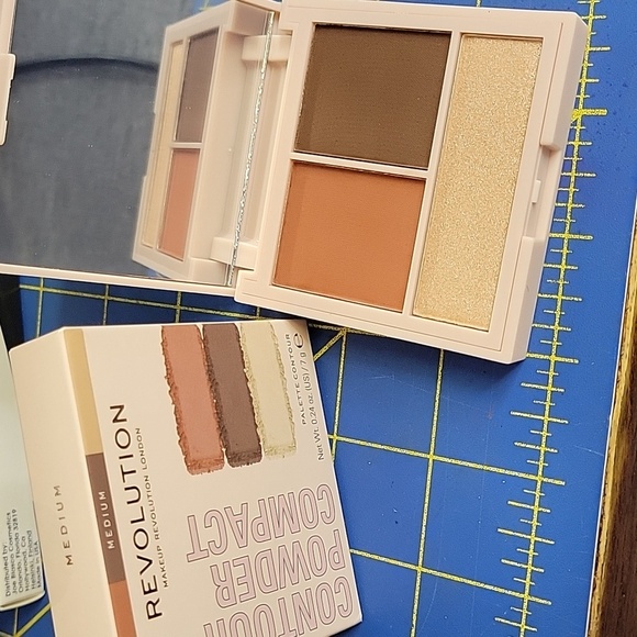 Makeup Revolution Contour Powder Compact New In Box - Medium - Picture 1 of 3